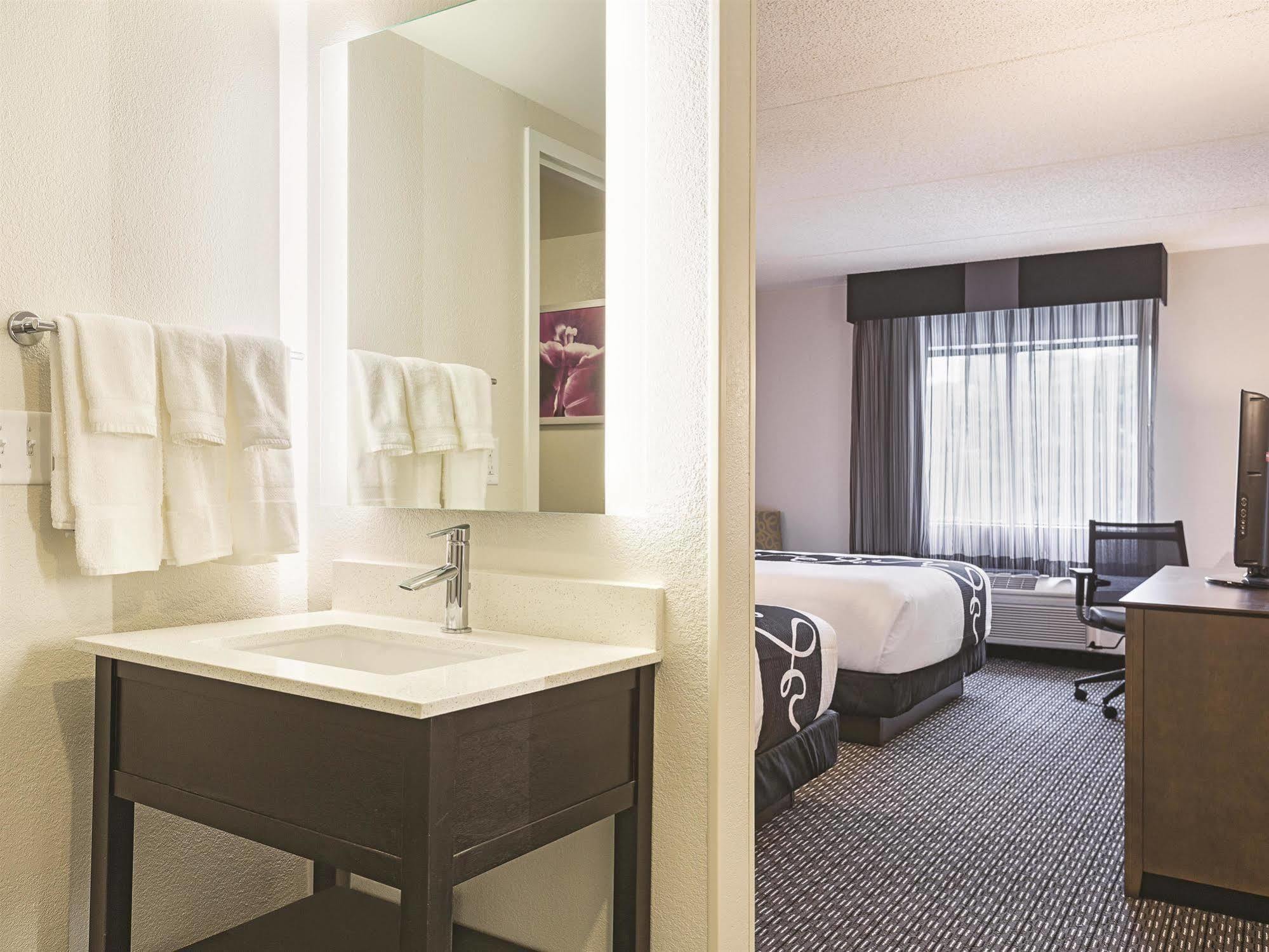 מלון La Quinta By Wyndham Warwick Providence Airport מראה חיצוני תמונה